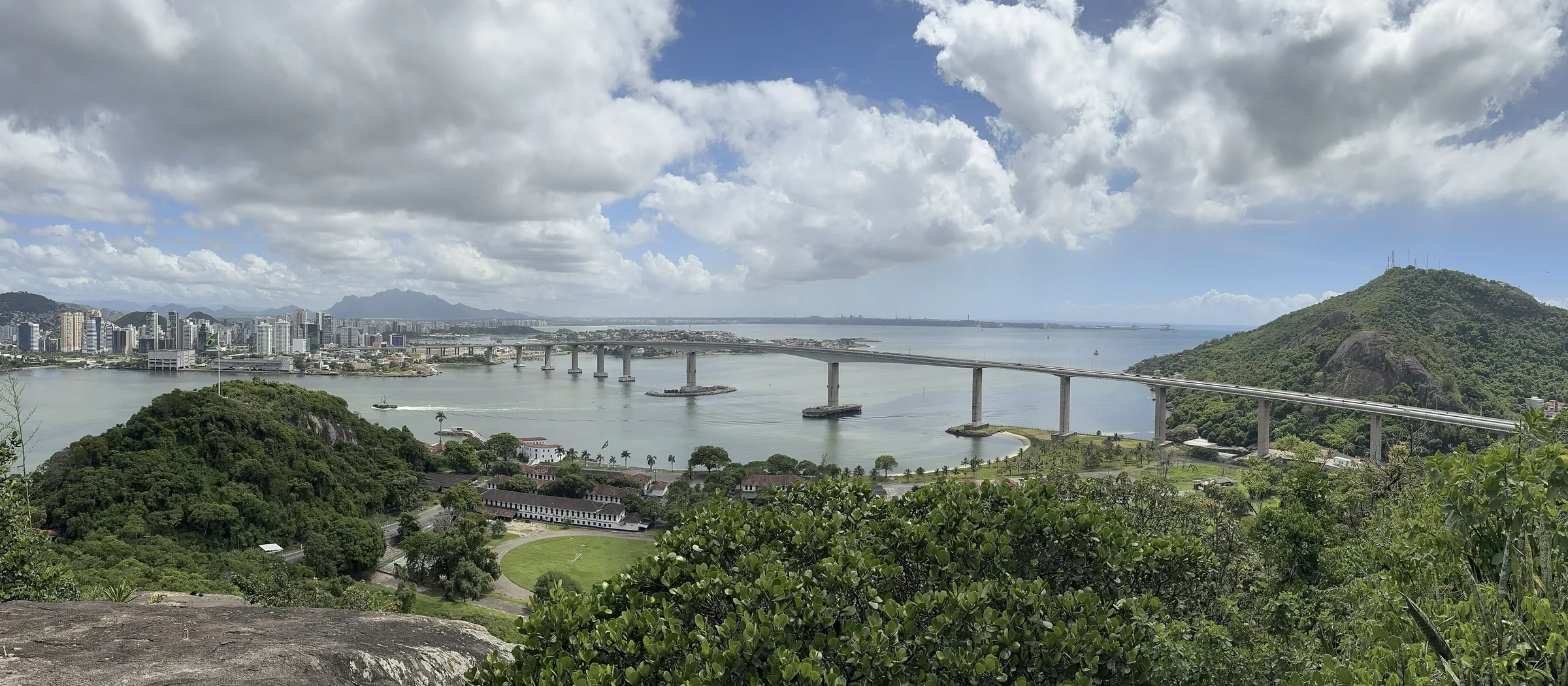 Vista panorâmica da Baía de Vitória e da Terceira Ponte, no Espírito Santo, a partir do Convento da Penha